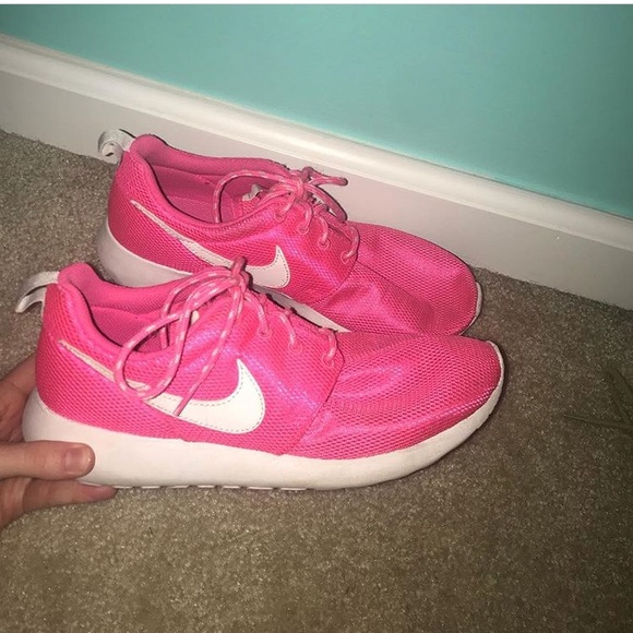Pink NIKE Roshe’s - Picture 1 of 1
